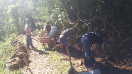 Kerja bakti penyiapan lokasi Rabat Jalan RT 02 menuju RT 05